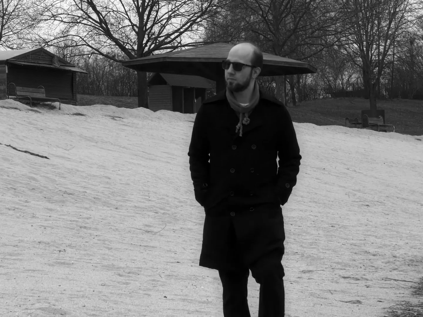 Vortex Acherontic on the beach with sunglasses and a coat